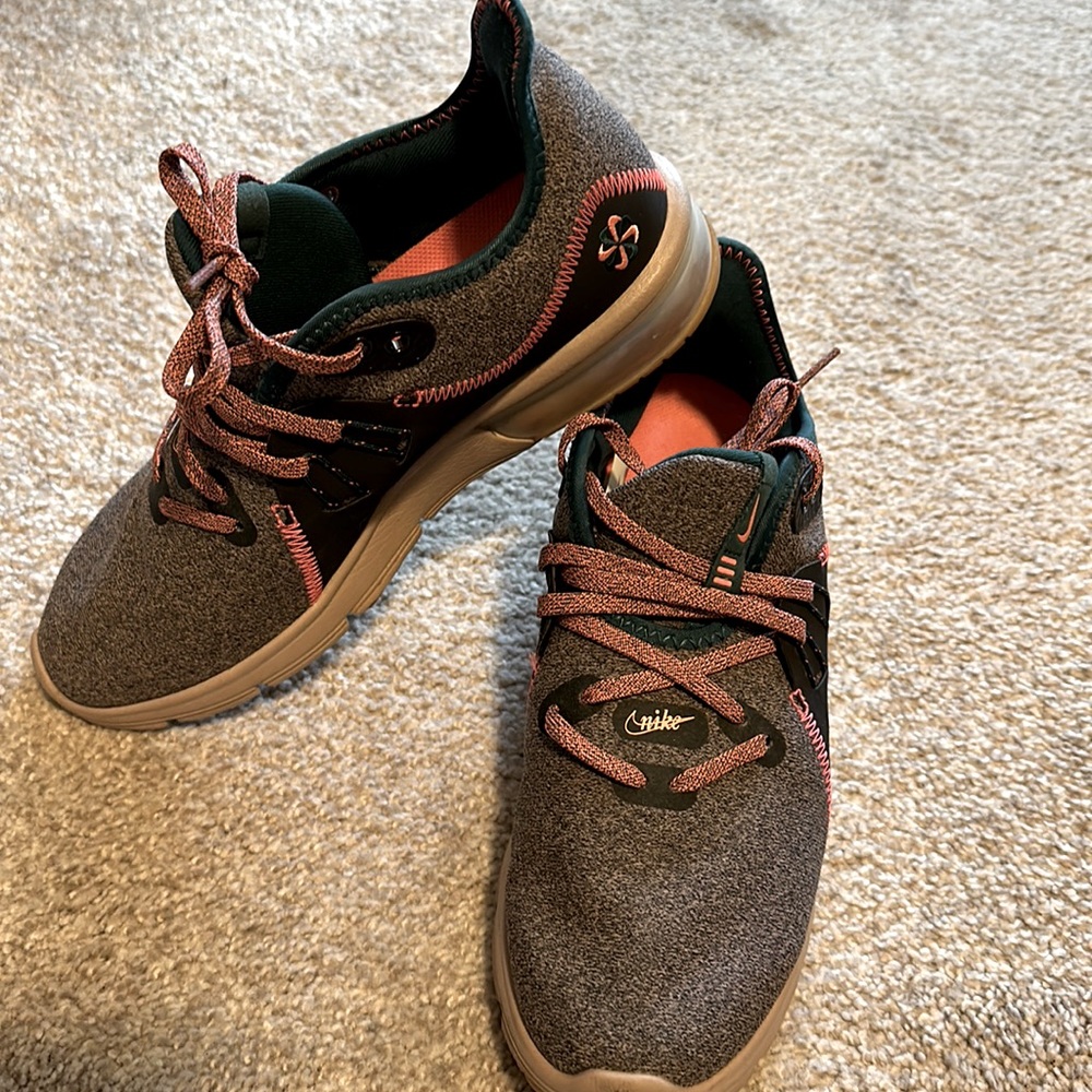 Women’s Nike Air Max (sz 7)